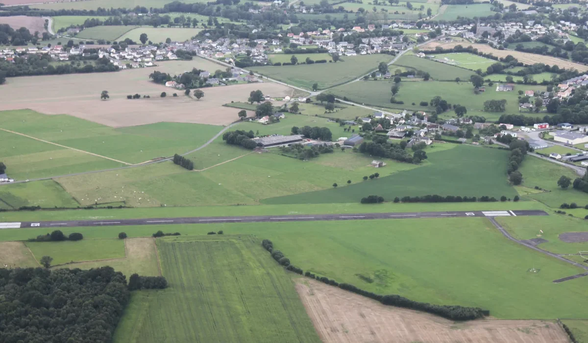 L'aérodrome de Flers-Saint-Paul vu du ciel, au cœur du bocage