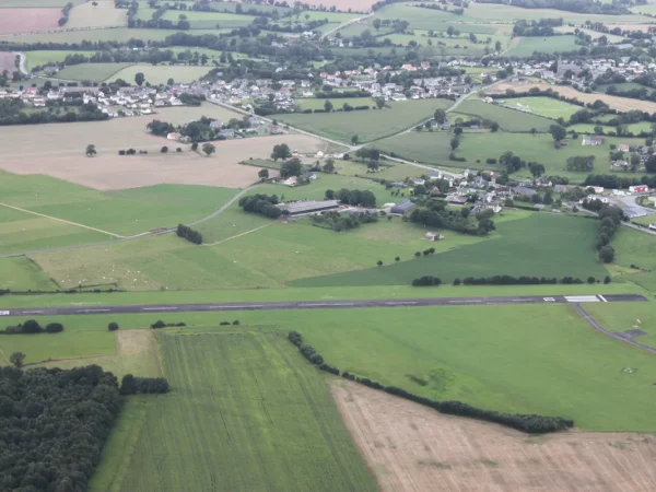L'aérodrome de Flers-Saint-Paul vu du ciel, au cœur du bocage