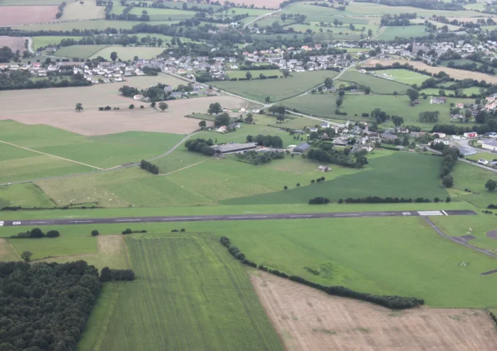 L'aérodrome de Flers-Saint-Paul vu du ciel, au cœur du bocage