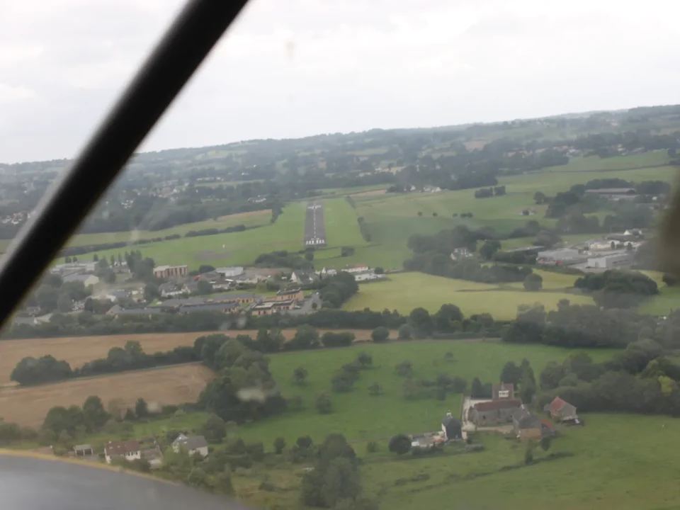 Vue aerienne depuis ULM sur l'aerodrome de Flers-Saint-Paul et le bocage normand