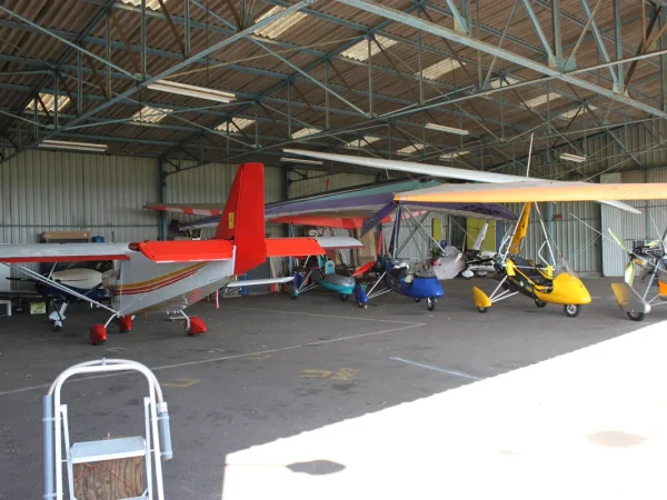 Interieur du hangar avec ULM multiaxes et pendulaires