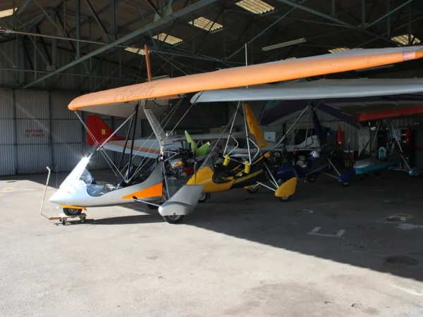Hangar du club, ULM Squal au premier plan