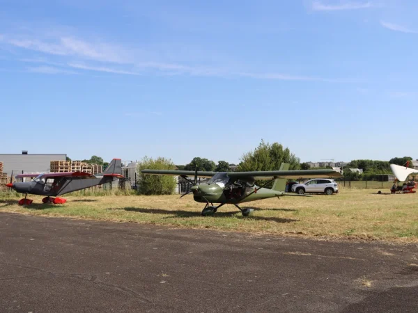 Trois ULM stationnes a l'aerodrome de Flers-Saint-Paul