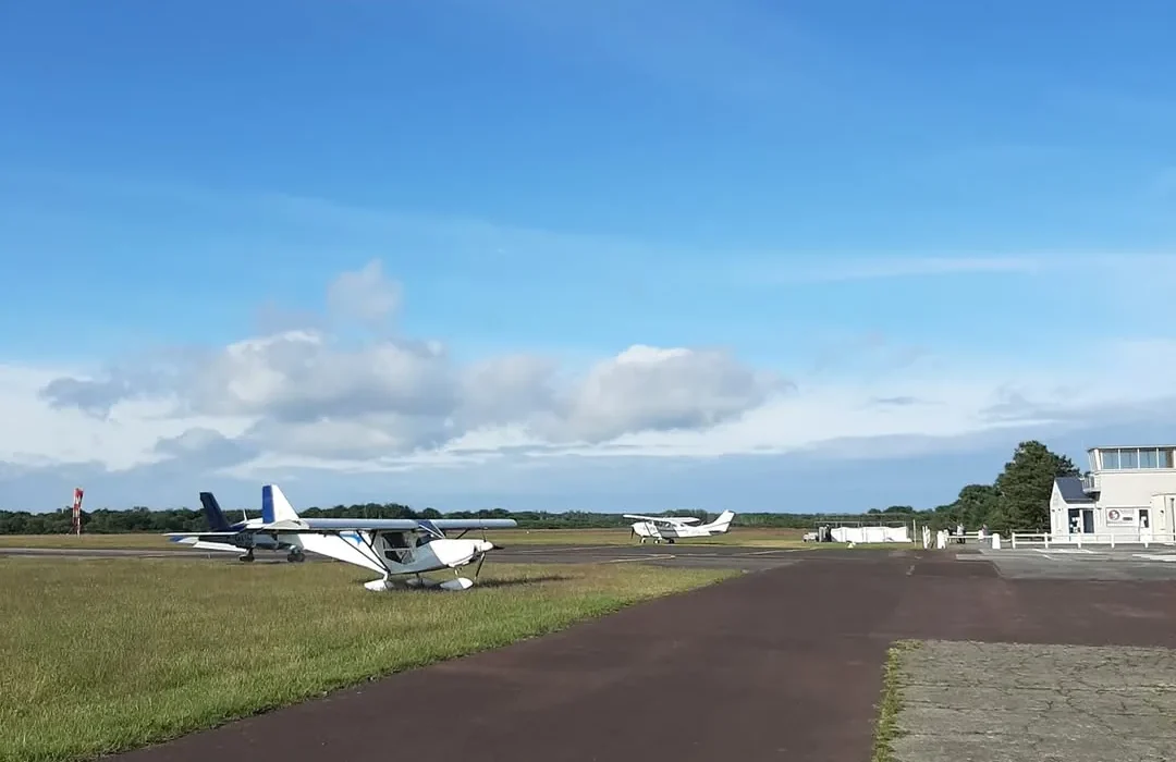 ULM blanc sur le tarmac, vaste ciel normand