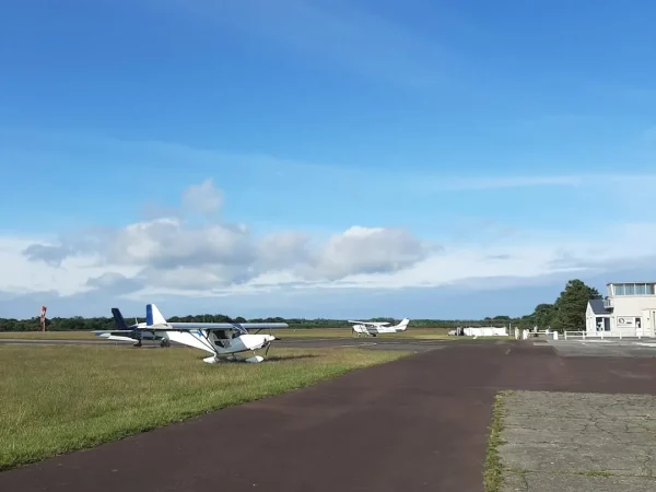 ULM blanc sur le tarmac, vaste ciel normand