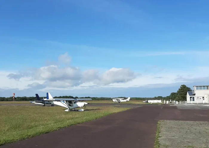 ULM blanc sur le tarmac, vaste ciel normand