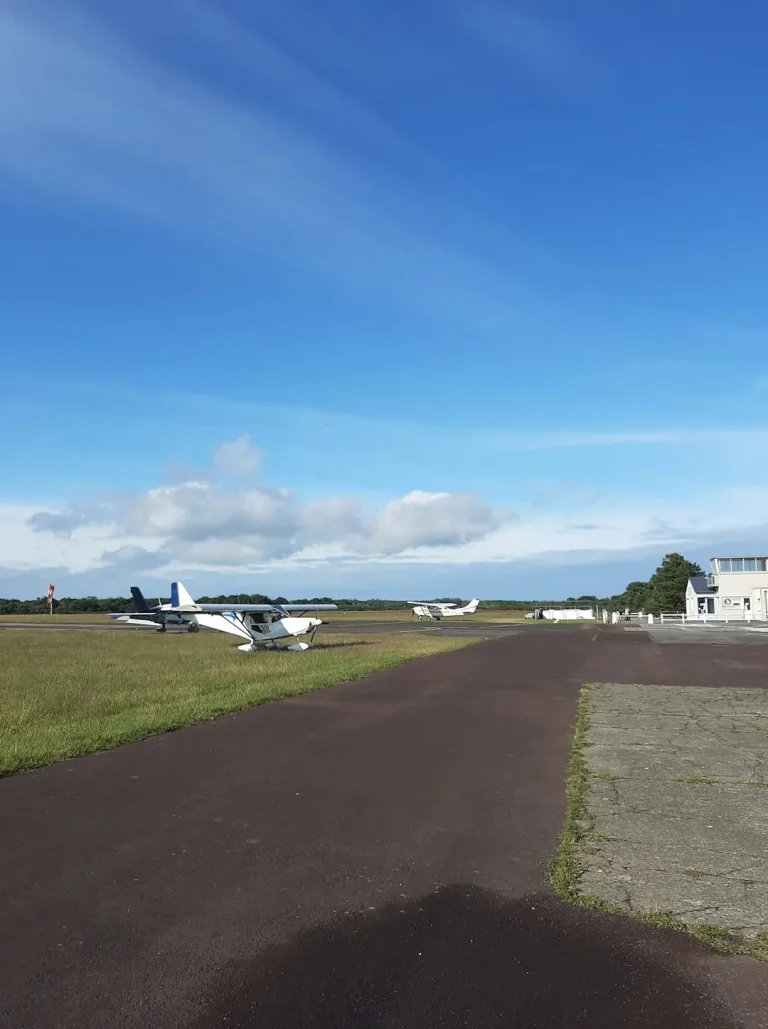 ULM blanc sur le tarmac, vaste ciel normand