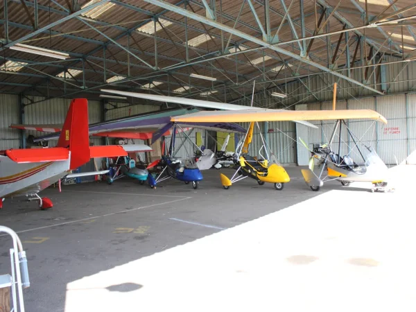 La flotte d'ULM du club abritée au hangar