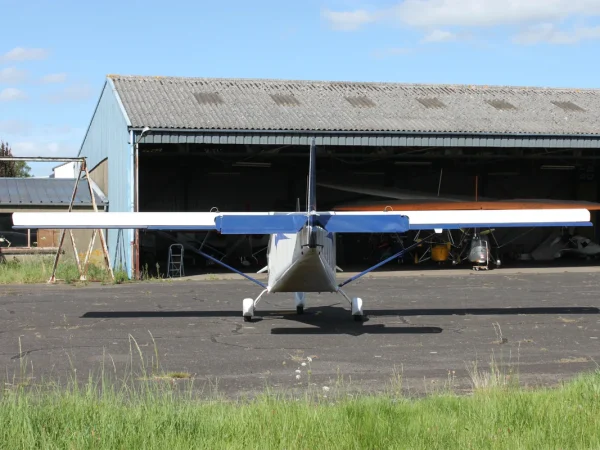 Notre ULM 3 axes prêt au décollage devant le hangar